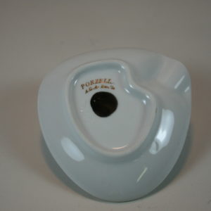 Alternative view of Oude kleine asbak met de veerboot Maasdiep erop. Texel