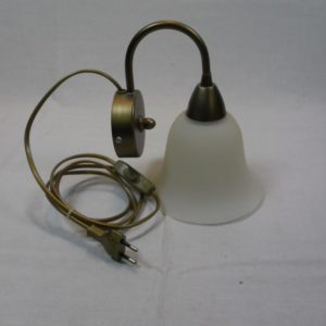 Wandlampje met witte glazen kap