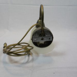 Wandlampje met witte glazen kap