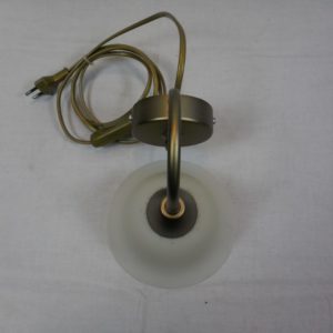 Wandlampje met witte glazen kap