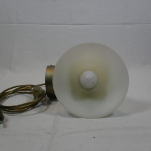 Wandlampje met witte glazen kap