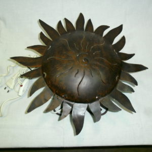 Wandlamp met model van de zon