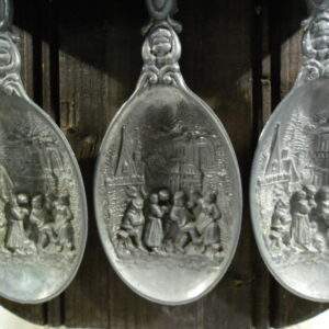 Tinnen lepelrek met 6 lepels