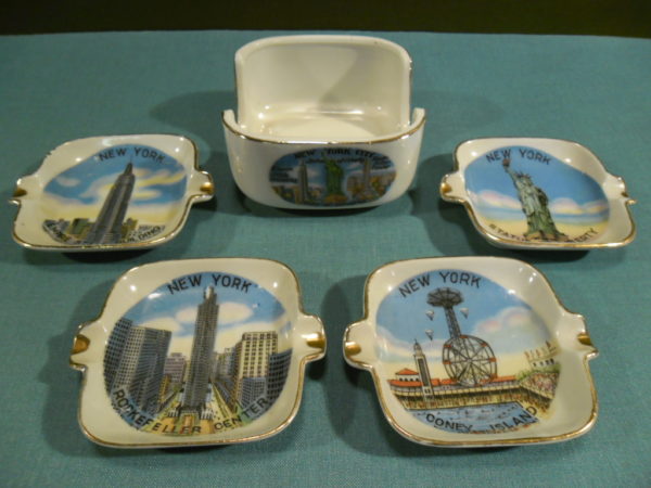 4 Asbakjes in houder . Souvenir uit New York