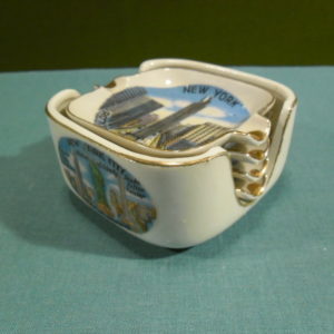 4 Asbakjes in houder . Souvenir uit New York