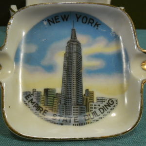 4 Asbakjes in houder . Souvenir uit New York