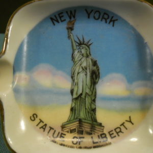 4 Asbakjes in houder . Souvenir uit New York