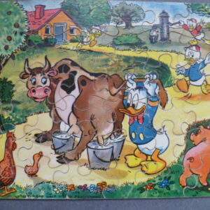 Oude puzzel van hout, Donald Duck met neefjes op de boerderij