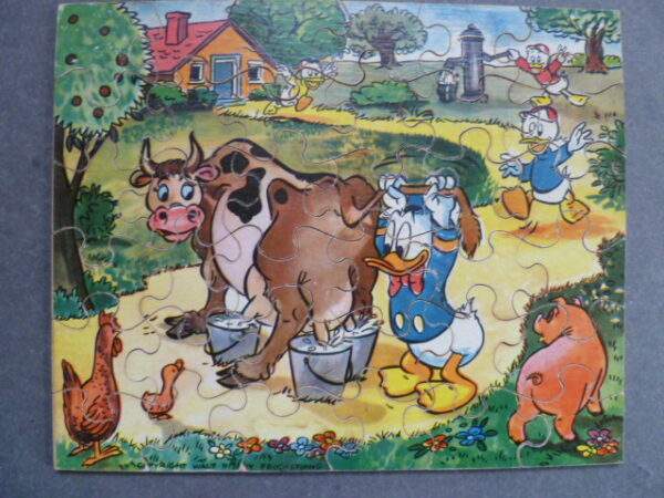 Oude puzzel van hout, Donald Duck met neefjes op de boerderij