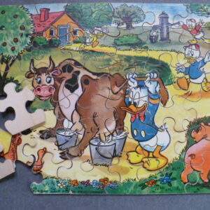 Oude puzzel van hout, Donald Duck met neefjes op de boerderij