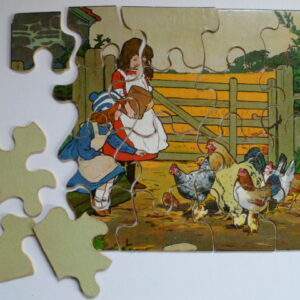 Oude puzzel, 2 meisjes voeren kippen