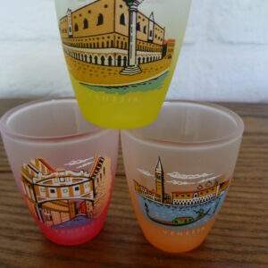 Set kleine gekleurde glaasjes met Venetië opdruk