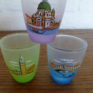 Set kleine gekleurde glaasjes met Venetië opdruk