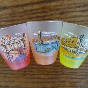 Set kleine gekleurde glaasjes met Venetië opdruk