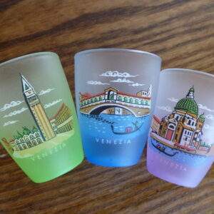 Set kleine gekleurde glaasjes met Venetië opdruk