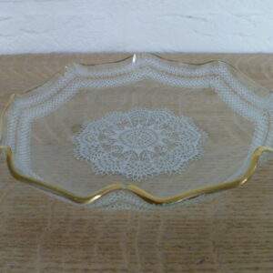 Glazen schaaltje met kantmotief