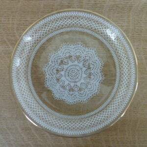 Glazen schaaltje met kantmotief