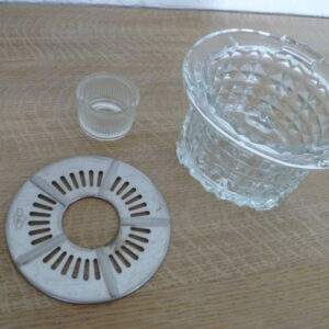 Glazen theelichthouder met metalen plaatje