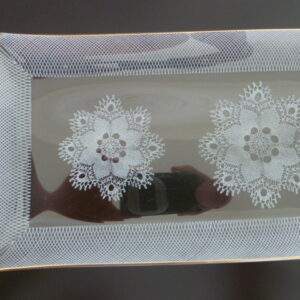 Glazen cake serveerschaal met kantmotief