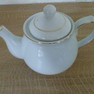 Theepotje wit, met goudkleurig randje.