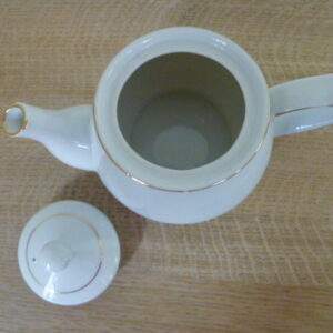 Theepotje wit, met goudkleurig randje.