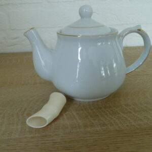 Theepotje wit, met goudkleurig randje.