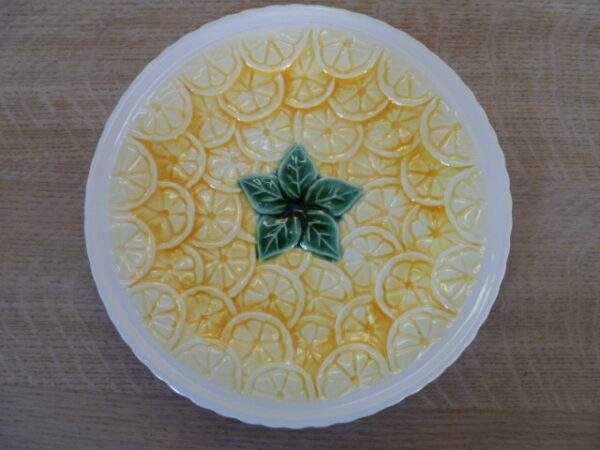 Bord met reliëf van citrusvrucht