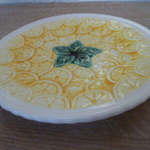 Bord met reliëf van citrusvrucht