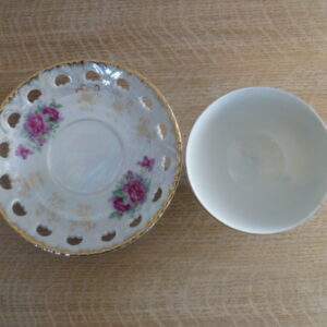 Kop en schotel, bloemmotief, opengewerkt schoteltje