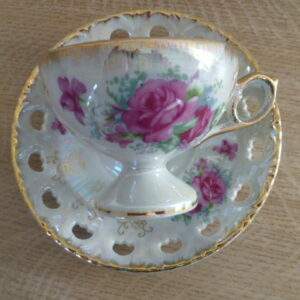 Kop en schotel, bloemmotief, opengewerkt schoteltje