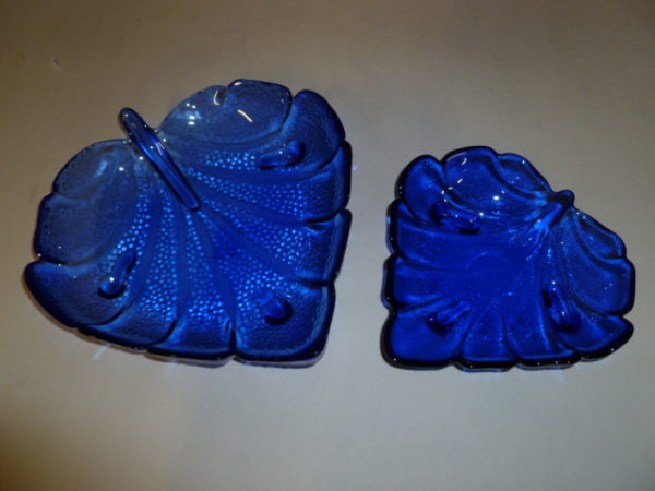 Blauw glazen schalen in vorm van blad