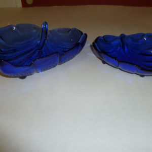 Blauw glazen schalen in vorm van blad