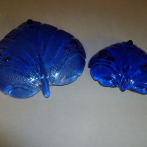 Blauw glazen schalen in vorm van blad