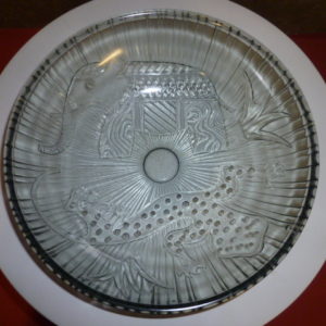 Glazen schaal met afbeelding van olifant en hagedis