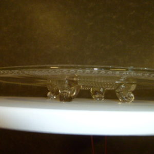 Glazen taartschaal op pootjes