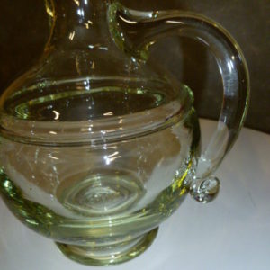 Glazen karaf, groenig glas.