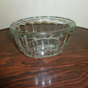 Glazen vorm schaaltje, ovaal met ankermotief.