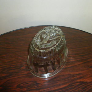 Glazen vorm schaaltje, ovaal met ankermotief.