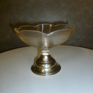 Glazen schaaltje met schulprand, op metalen voetje