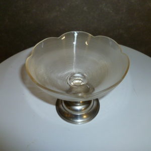 Glazen schaaltje met schulprand, op metalen voetje