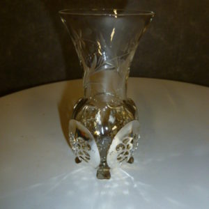 Lief glazen vaasje in metalen houdertje