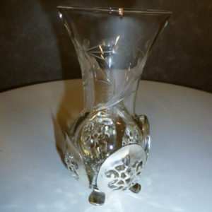 Lief glazen vaasje in metalen houdertje