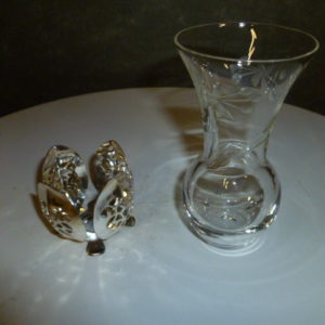 Lief glazen vaasje in metalen houdertje