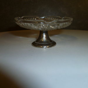 Klein glazen schaaltje op metalen voetje