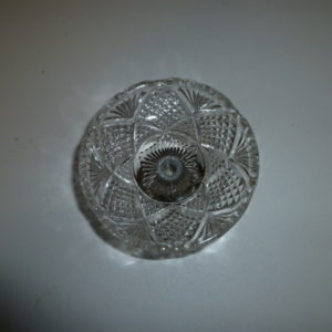 Klein glazen schaaltje op metalen voetje