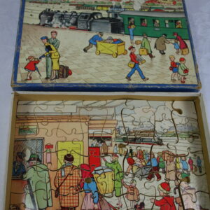 Alternative view of Oude houten puzzel    Trein bij station