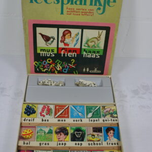 Alternative view of Leesplankje met kartonnen letters