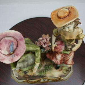 Alternative view of Capodimonte beeld van een jonge en meisje met hond en poes op schoot.